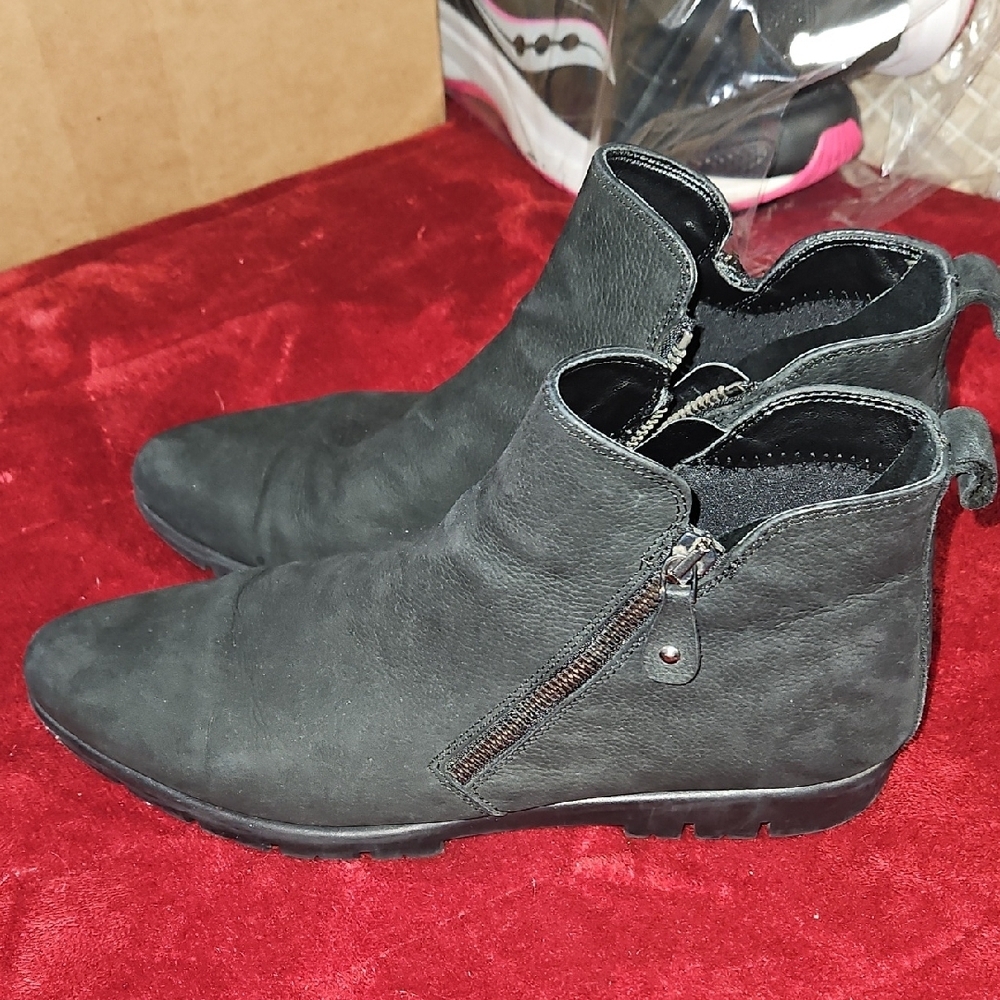 The FLEXX Hot Tamale Suede Boot Size 8 Made in Moldova